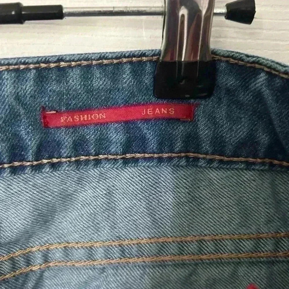 Cudi Jeans size 27. Distressed Denim Straight Jeans. Light wash. - Picture 10 of 13